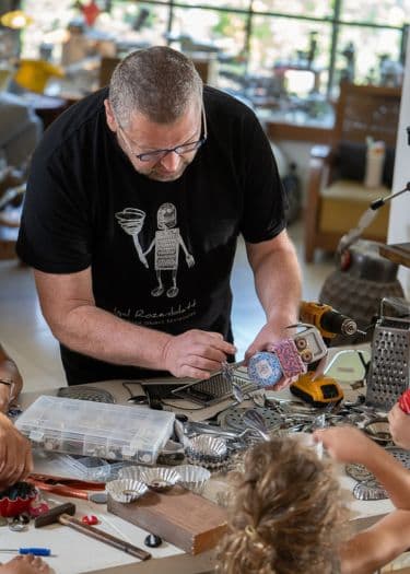 מיחדוש חפצים ויצירת פסל אישי עם האמן יגאל רוזנבלט